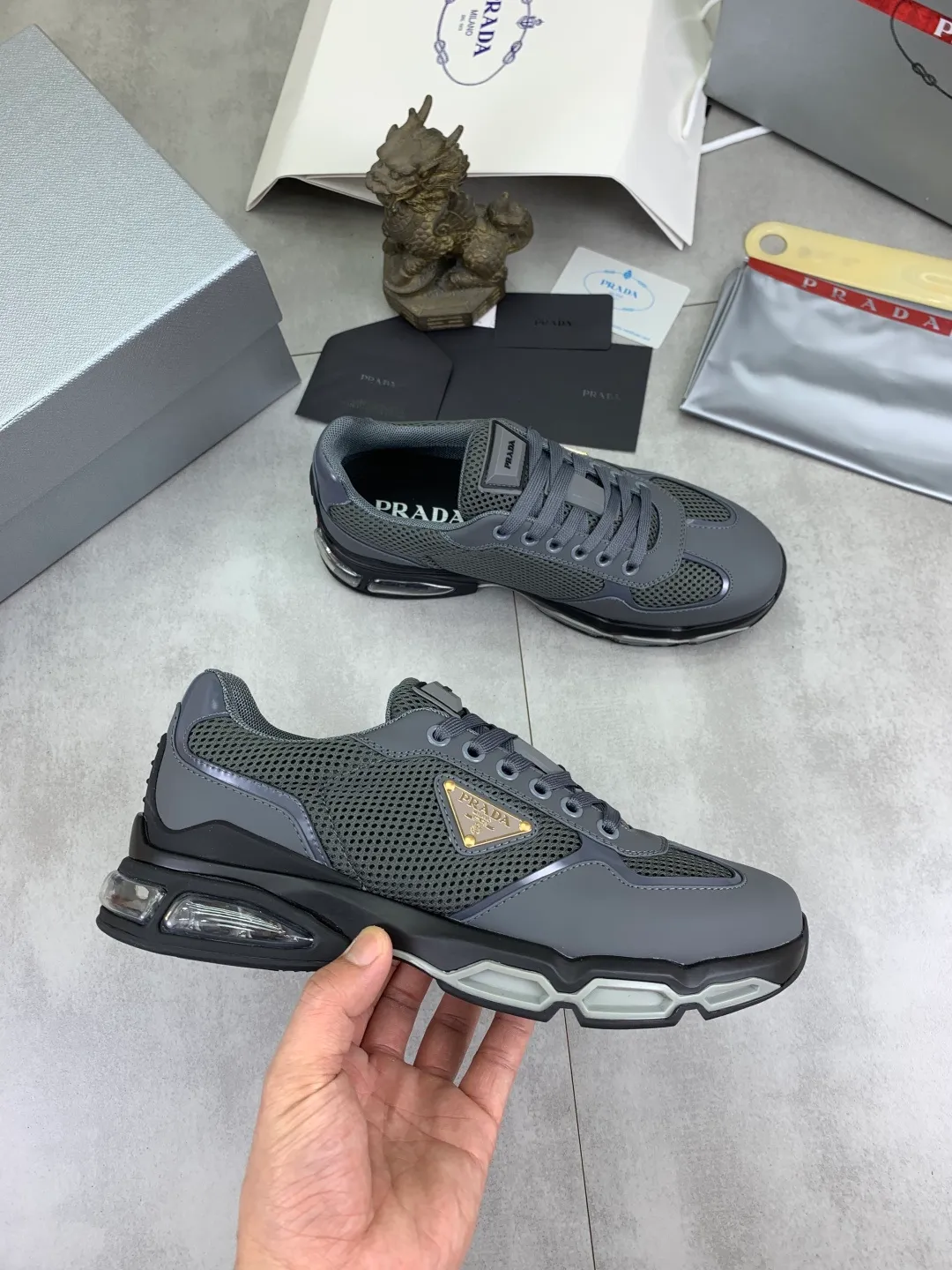 Men's men's shoes 💰P660 💰[New model] The top version is now available on the official website, 🆘 Air-cushion shock-absorbing thick-soled trendy brand (Prada) is the main popular model, avant-garde and versatile fashionable men's shoes, private version mold opening, cowhide surface splicing 1:1.. Simple fashion, original imported cowhide feet; the atmosphere and personality are more fashionable, eye-catching and pursuing class. It will subvert the old idea and be a must-have for fashion trendsetters with you! Must keep it for yourself ! Tall and comfortable, large and low, high-end quality workmanship. Code number: 38-45; 4 colors available.